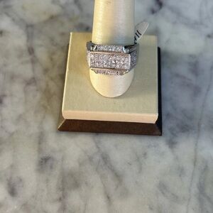 Elegant Ring with crystal